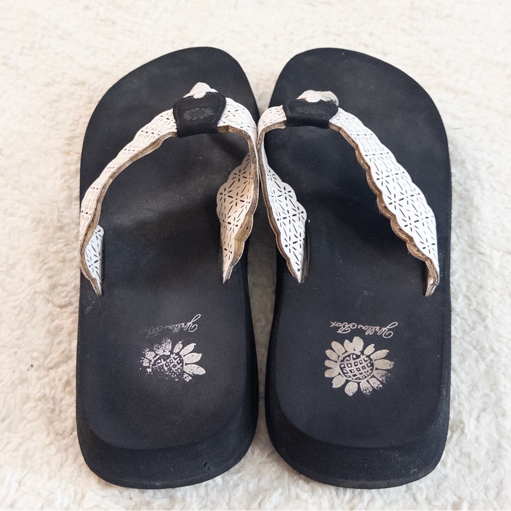 Yellow Box White Cutout Faux Leather Flip Flops Women’s Size 8 - Picture 4 of 8